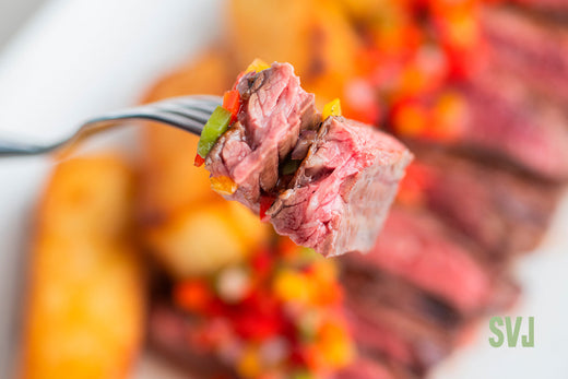 Entraña Salvaje y hojaldre de papas con salsa criolla