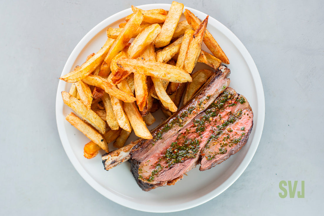 Centro de asado y papas fritas