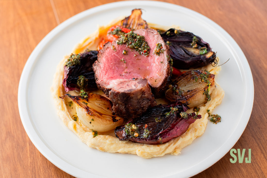 Lomo Salvaje con puré, cebollas asadas y chimichurri