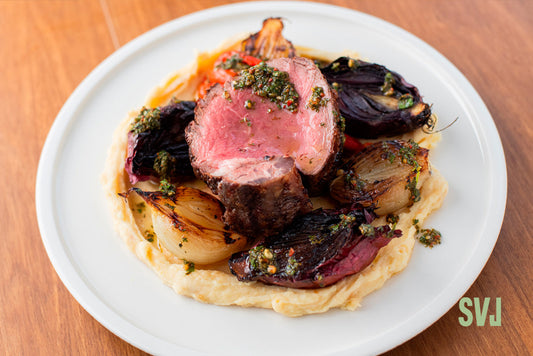 Lomo Salvaje con puré, cebollas asadas y chimichurri