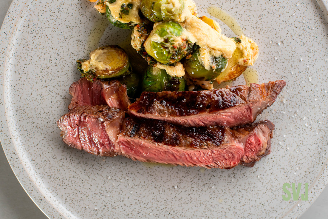 Ojo de bife Salvaje y humus con repollitos de bruselas asados con chimichurri