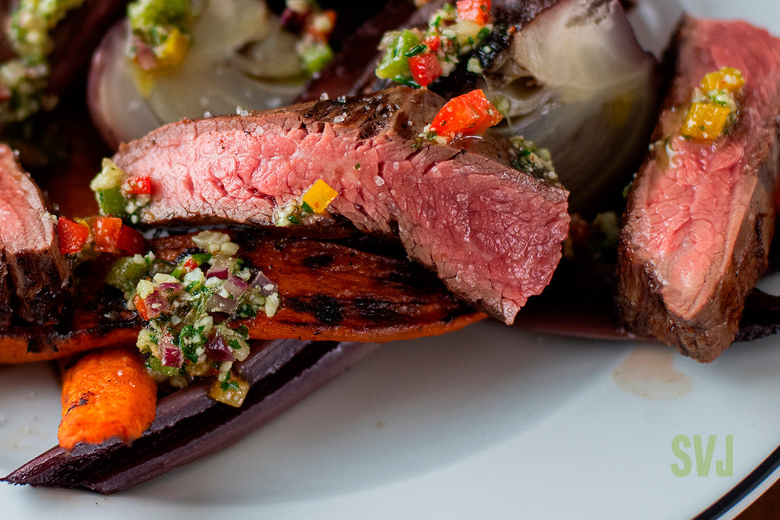 Bife de vacío Salvaje con cebollas, zanahorias asadas y chimichurri
