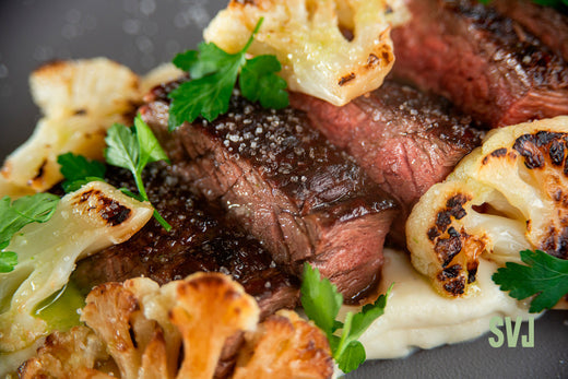 Medialuna de vacío y coliflor asado con puré de coliflor y aceite verde